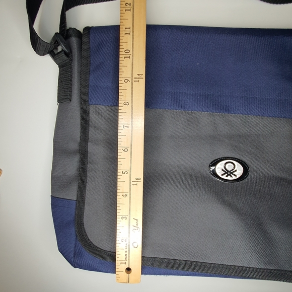 United Colors Of Benetton Messenger Bag (Unisex) Like New - Picture 12 of 16